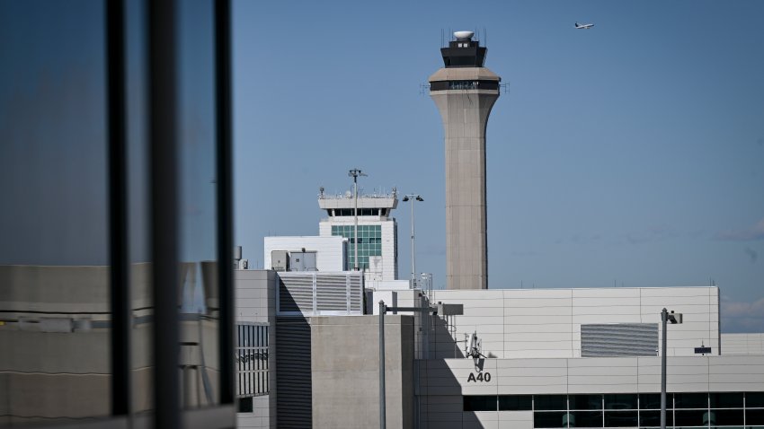 Denver, Colorado — Un avión despega cerca de una torre de control de tráfico aéreo junto a la terminal este durante una jornada informativa organizada por la Asociación Nacional de Controladores de Tráfico Aéreo (National Air Traffic Controllers Association) en el Aeropuerto Internacional de Denver, el martes 28 de octubre de 2025. (Foto: AAron Ontiveroz/The Denver Post)