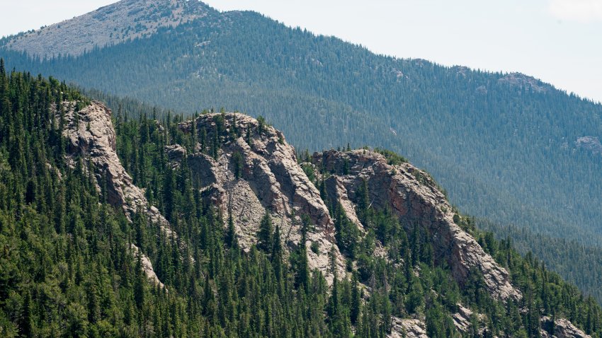 Vistas durante el ascenso y descenso de Mount Blue Sky, en el condado de Clear Creek, Colorado, el 11 de julio de 2017. Mount Evans cuenta con la carretera pavimentada de mayor altitud de Norteamérica, ubicada a 14,265 pies sobre el nivel del mar, en la cordillera Front Range de las Montañas Rocosas, a aproximadamente una hora al oeste de Denver. (Foto: Patrick Gorski/NurPhoto vía Getty Images)