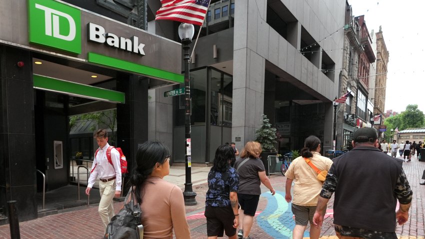 Peatones pasan frente a una sucursal del banco TD Bank, el 24 de junio de 2026, en Boston. (Foto AP/Charles Krupa, Archivo)