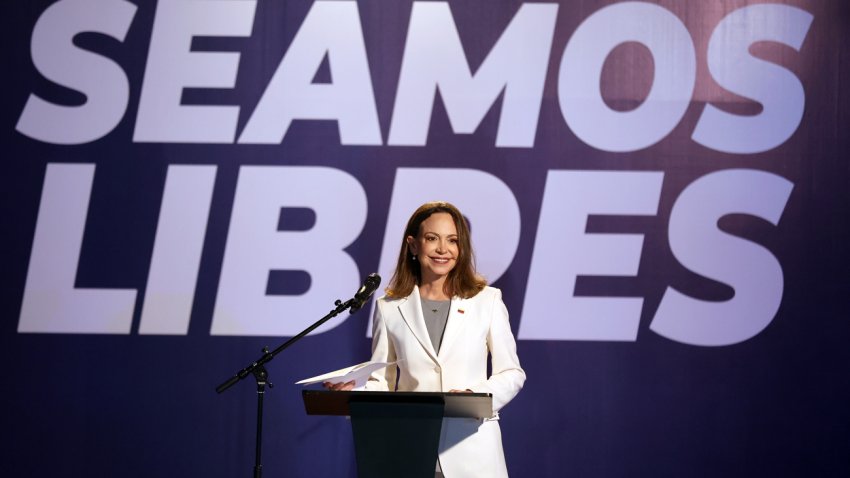 La líder opositora María Corina Machado, habla en una rueda de prensa en la Universidad Católica Andrés Bello este jueves, en Caracas (Venezuela). EFE/ Miguel Gutiérrez