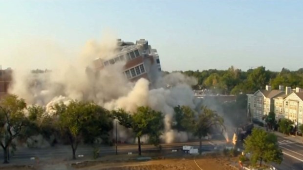Captado en cámara: Implosión de edificio en Denver