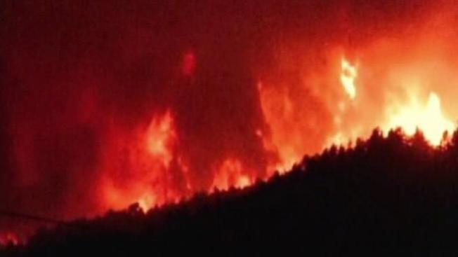 Bomberos arriesgan su vida